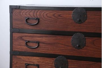 アンティーク家具　古民具・骨董　前面欅材のアンティーク衣装箪笥