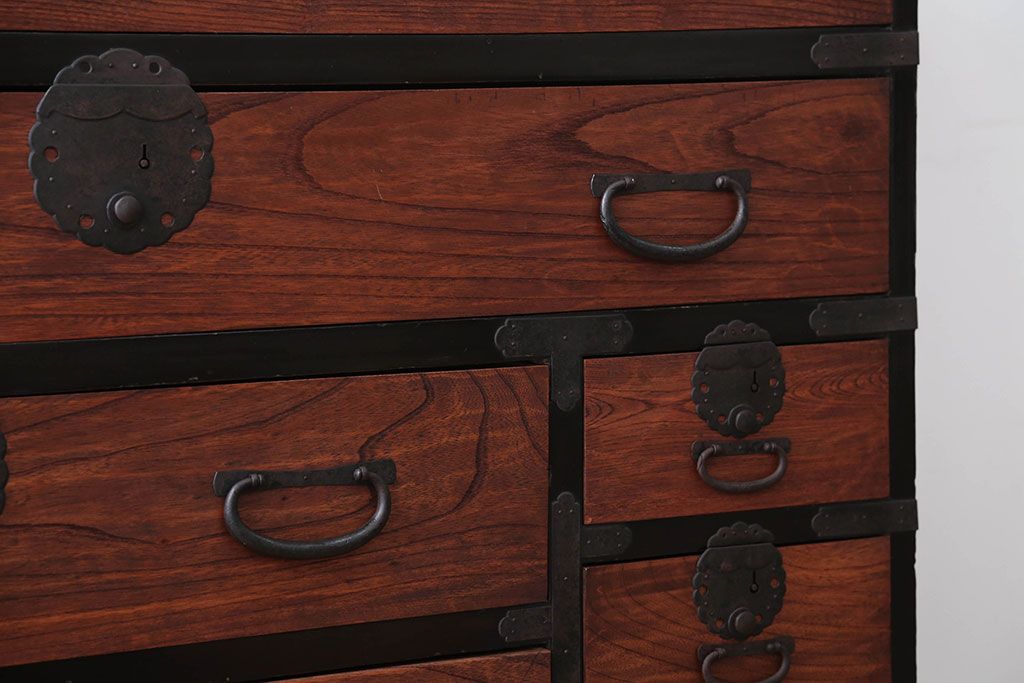 アンティーク家具　古民具・骨董　前面欅材のアンティーク衣装箪笥