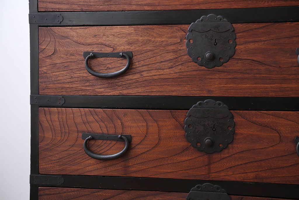 アンティーク家具　古民具・骨董　前面欅材のアンティーク衣装箪笥