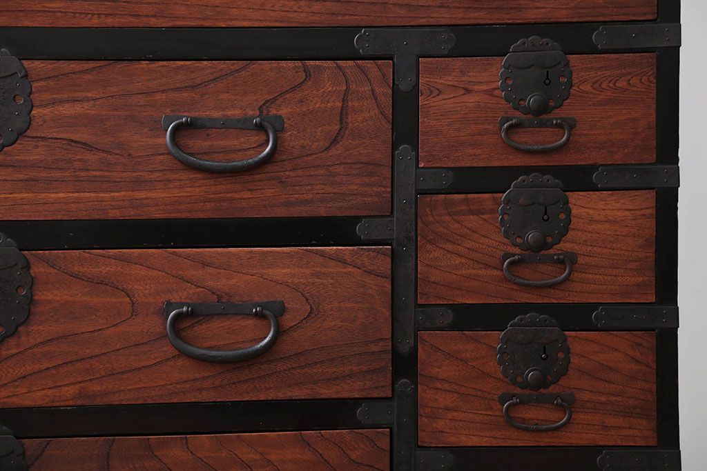 アンティーク家具　古民具・骨董　前面欅材のアンティーク衣装箪笥