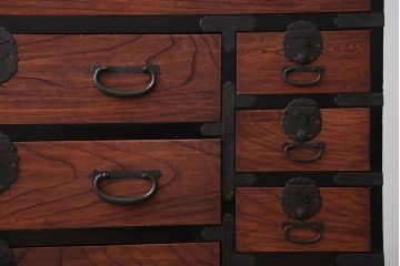 アンティーク家具　古民具・骨董　前面欅材のアンティーク衣装箪笥