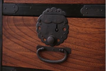 アンティーク家具　古民具・骨董　前面欅材のアンティーク衣装箪笥