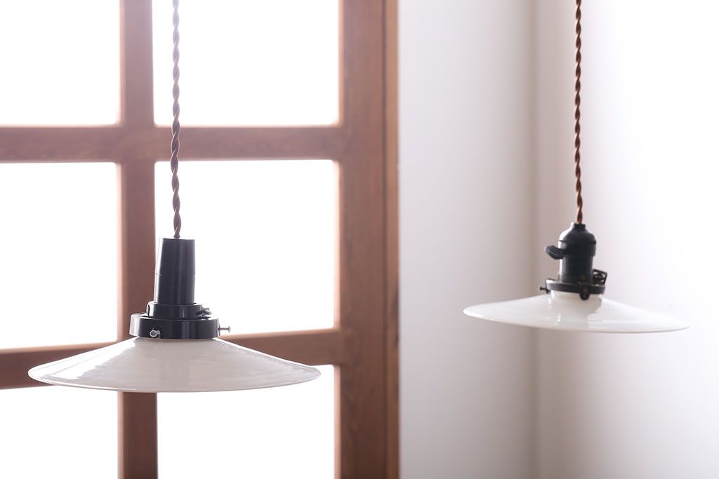 昭和レトロ　白いガラスのアンティーク平笠照明