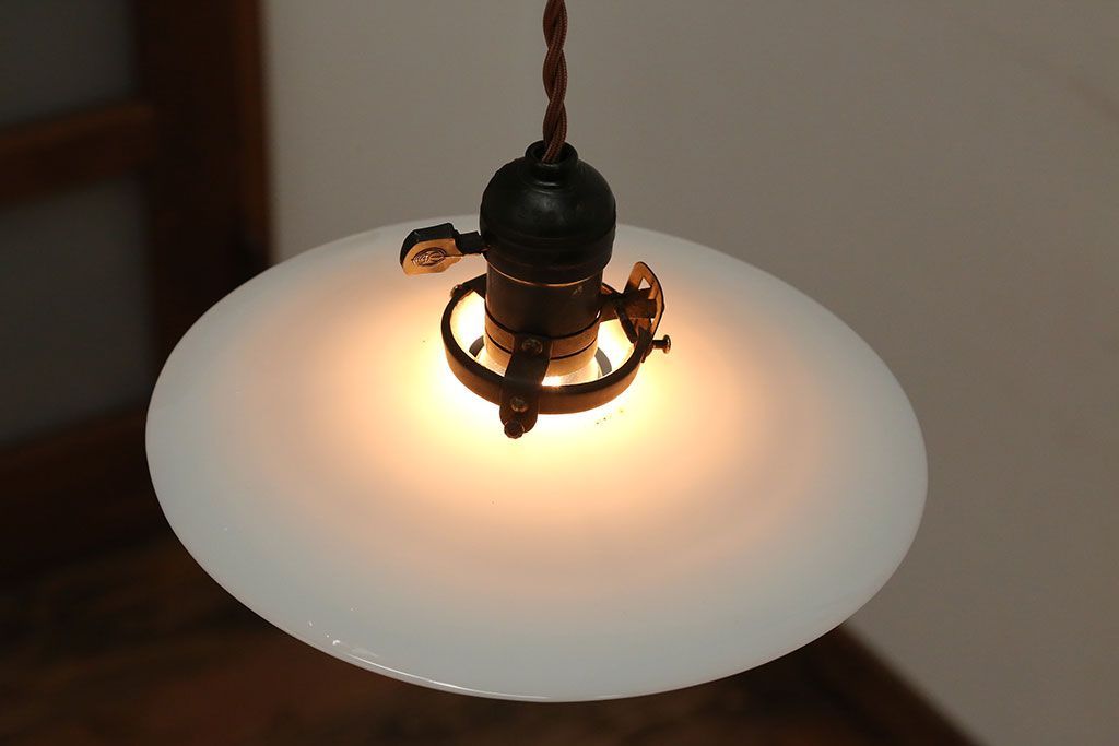 昭和レトロ　白いガラスのアンティーク平笠照明