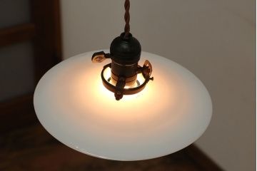 昭和レトロ　白いガラスのアンティーク平笠照明