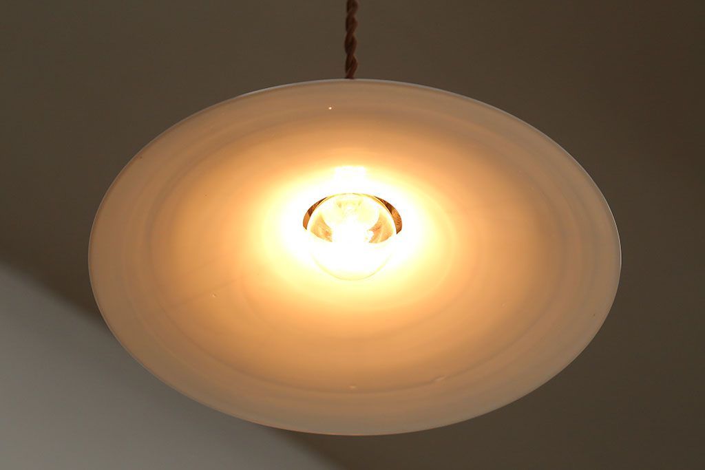 昭和レトロ　白いガラスのアンティーク平笠照明