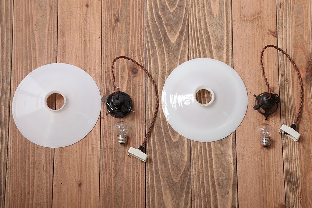 昭和レトロ　白いガラスのアンティーク平笠照明