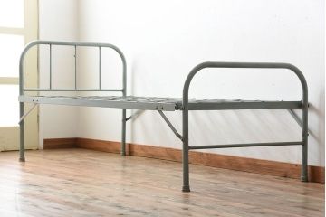 アンティーク家具　アンティークペイント　爽やかな色のアイアン折り畳みベッドフレーム