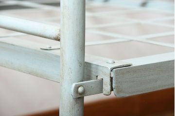 アンティーク家具　アンティークペイント　爽やかな色のアイアン折り畳みベッドフレーム