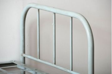 アンティーク家具　アンティークペイント　爽やかな色のアイアン折り畳みベッドフレーム