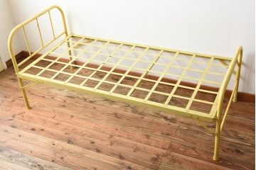 アンティーク家具　アンティークペイント　かわいらしい色のアイアン折り畳みベッドフレーム