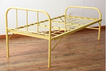 アンティーク家具　アンティークペイント　かわいらしい色のアイアン折り畳みベッドフレーム