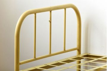 アンティーク家具　アンティークペイント　かわいらしい色のアイアン折り畳みベッドフレーム