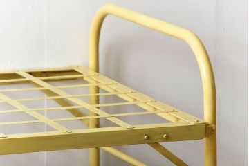 アンティーク家具　アンティークペイント　かわいらしい色のアイアン折り畳みベッドフレーム