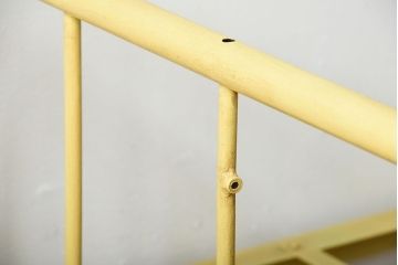 アンティーク家具　アンティークペイント　かわいらしい色のアイアン折り畳みベッドフレーム