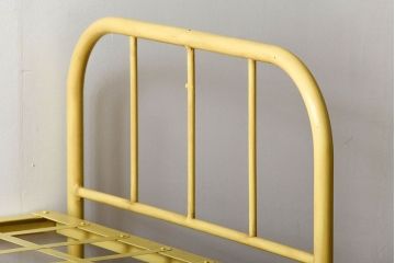 アンティーク家具　アンティークペイント　かわいらしい色のアイアン折り畳みベッドフレーム