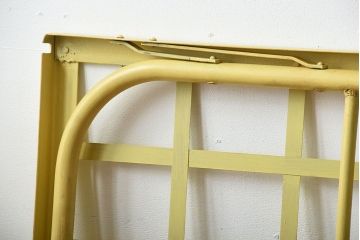 アンティーク家具　アンティークペイント　かわいらしい色のアイアン折り畳みベッドフレーム