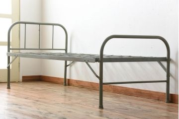 アンティーク家具　アンティークペイント　爽やかな色のアイアン折り畳みベッドフレーム