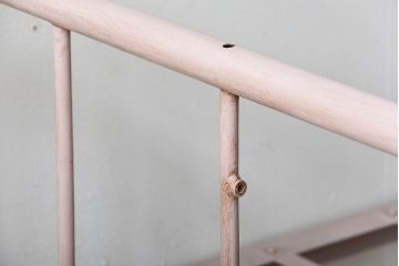 アンティーク家具　アンティークペイント　キュートな色のアイアン折り畳みベッドフレーム