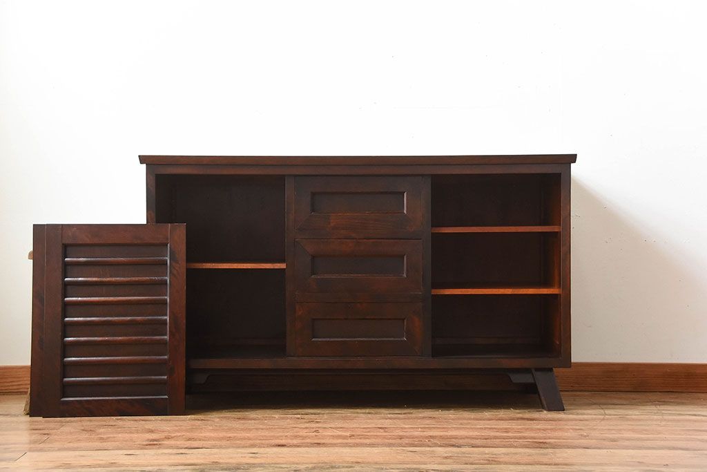 中古　北海道民芸家具　シックな脚付きサイドボード(2)