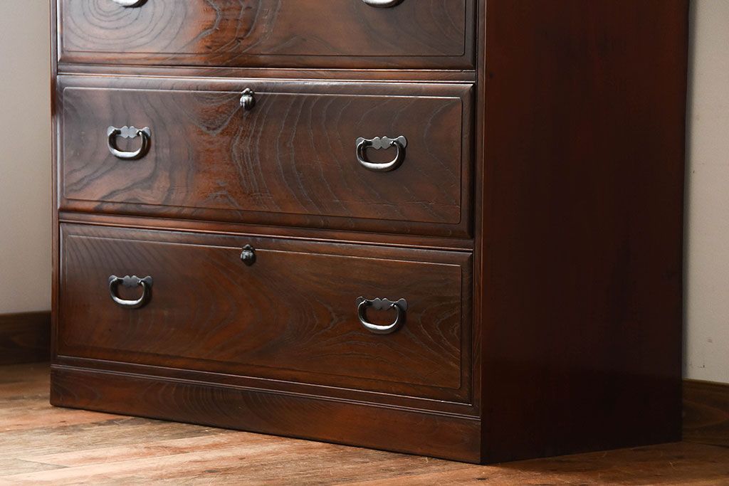 アンティーク家具　和製アンティーク　面取りが上品な前面欅材の高級衣装箪笥(1)