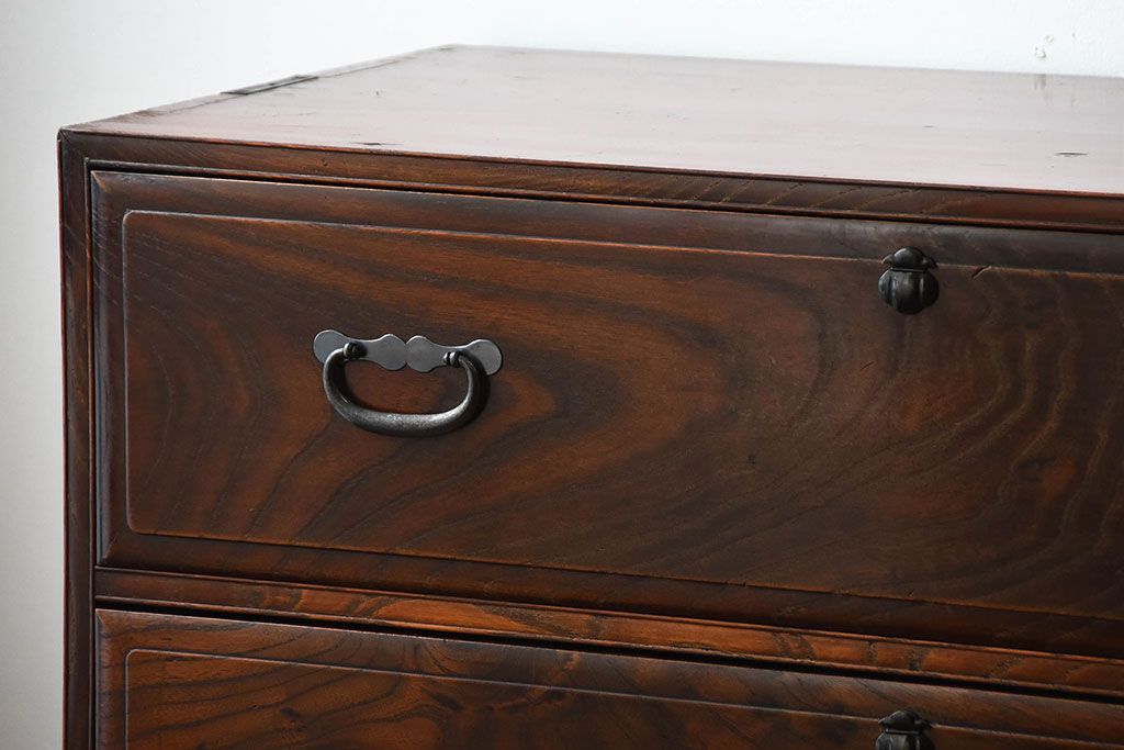 アンティーク家具　和製アンティーク　面取りが上品な前面欅材の高級衣装箪笥(1)