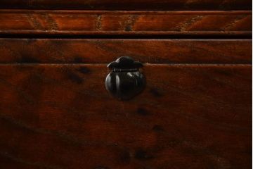 アンティーク家具　和製アンティーク　面取りが上品な前面欅材の高級衣装箪笥(1)