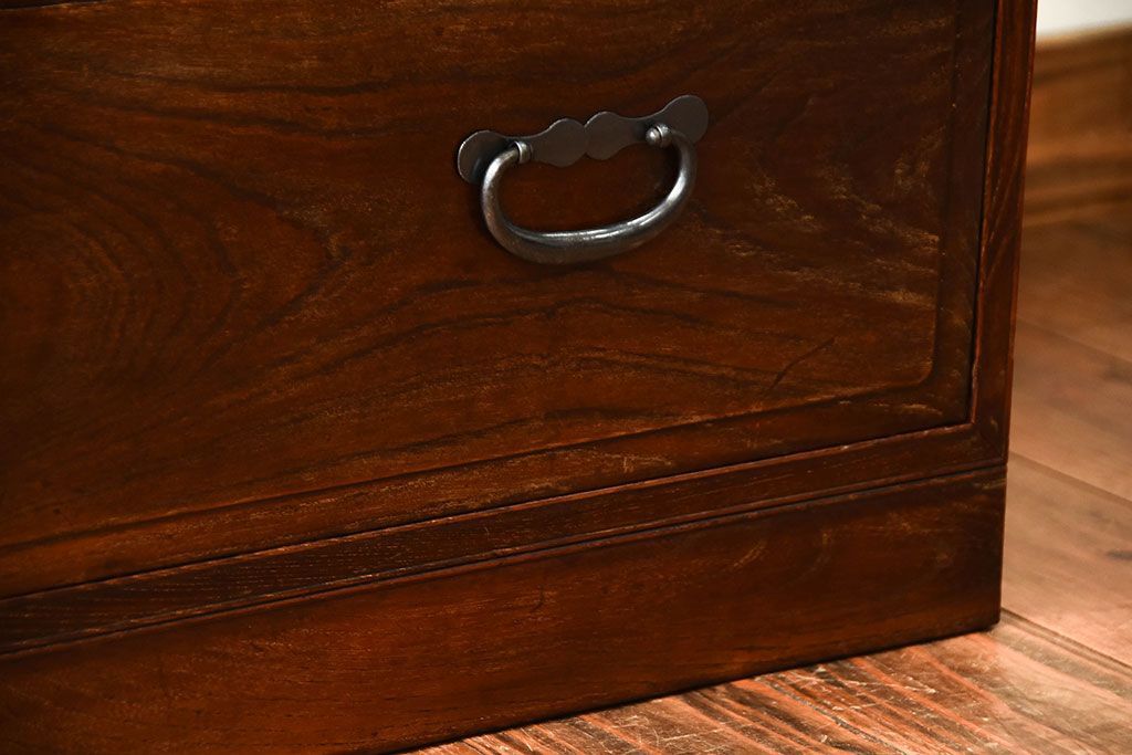 アンティーク家具　和製アンティーク　面取りが上品な前面欅材の高級衣装箪笥(1)