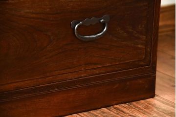 アンティーク家具　和製アンティーク　面取りが上品な前面欅材の高級衣装箪笥(1)