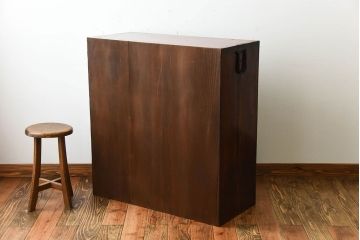 アンティーク家具　和製アンティーク　面取りが上品な前面欅材の高級衣装箪笥(1)