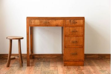 レトロ家具　和製アンティーク　シンプルで小ぶりな昭和レトロスタイルのアンティーク片袖机(デスク)
