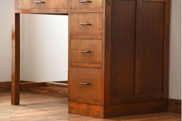 レトロ家具　和製アンティーク　シンプルで小ぶりな昭和レトロスタイルのアンティーク片袖机(デスク)