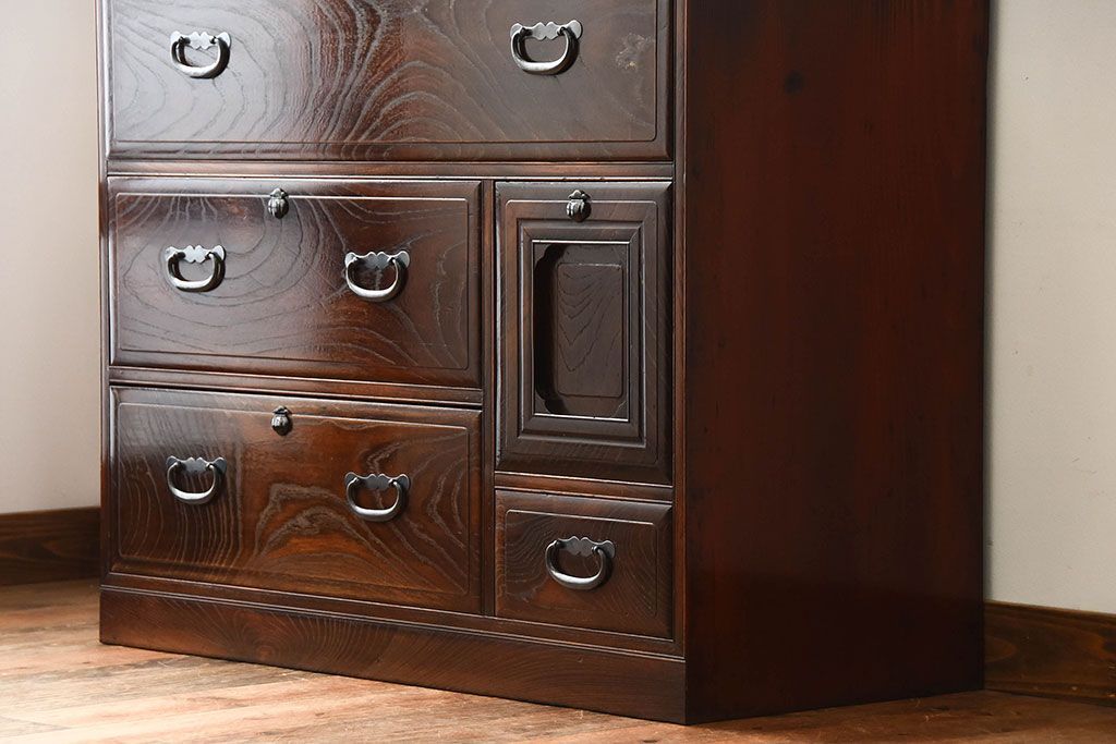 アンティーク家具　和製アンティーク　面取りが上品な前面欅材の高級衣装箪笥(2)