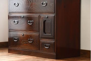 アンティーク家具　和製アンティーク　面取りが上品な前面欅材の高級衣装箪笥(2)