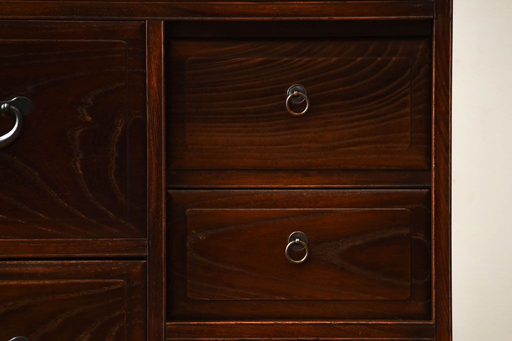 アンティーク家具　和製アンティーク　面取りが上品な前面欅材の高級衣装箪笥(2)