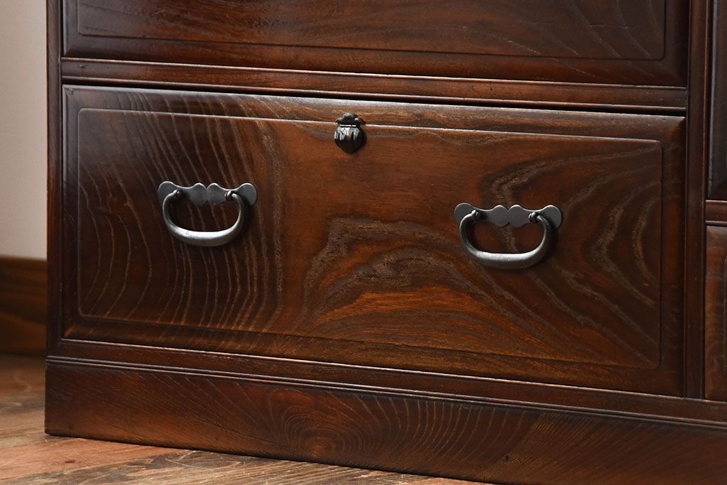 アンティーク家具　和製アンティーク　面取りが上品な前面欅材の高級衣装箪笥(2)