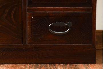 アンティーク家具　和製アンティーク　面取りが上品な前面欅材の高級衣装箪笥(2)