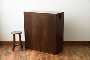 アンティーク家具　和製アンティーク　面取りが上品な前面欅材の高級衣装箪笥(2)