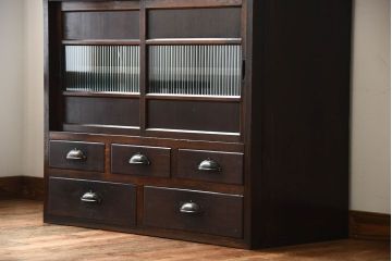 アンティーク家具　和製アンティーク　モールガラス入り!前面欅材の引き出し5杯付きキャビネット