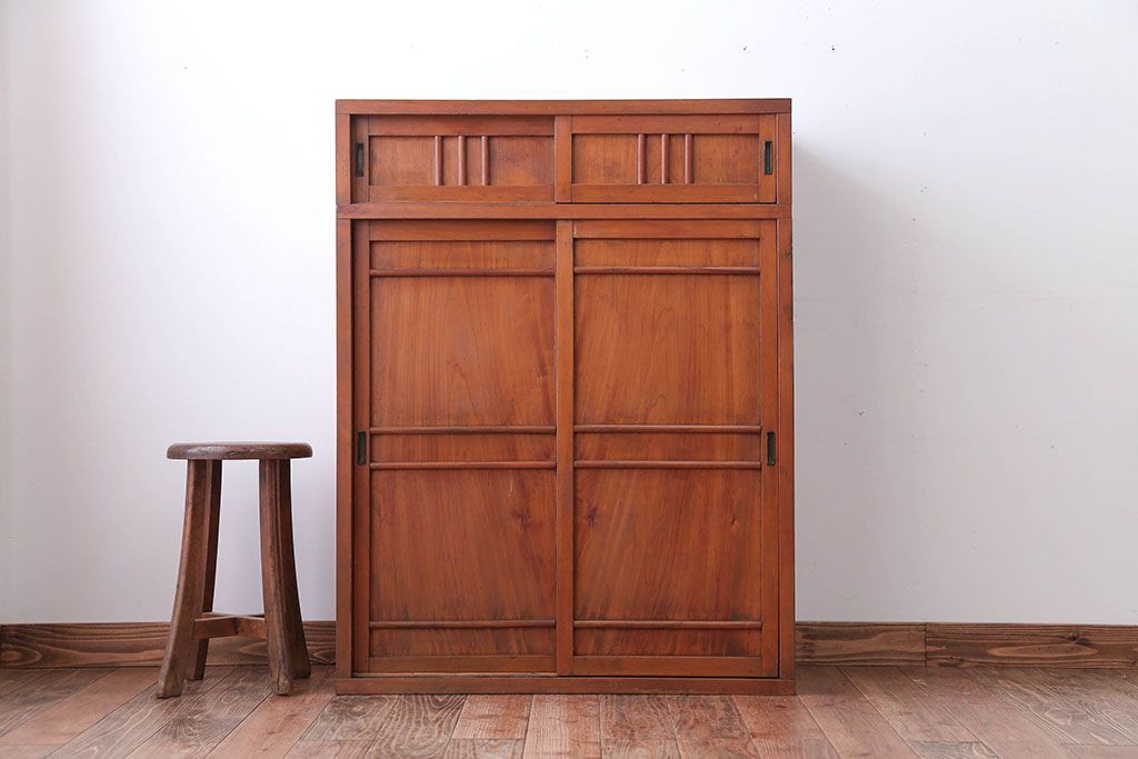 アンティーク家具　和製アンティーク　古い木製のナチュラルな木味の収納戸棚(下駄箱)