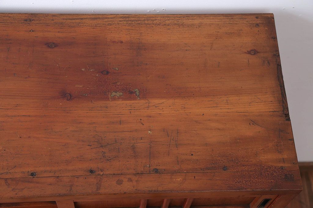 アンティーク家具　和製アンティーク　古い木製のナチュラルな木味の収納戸棚(下駄箱)