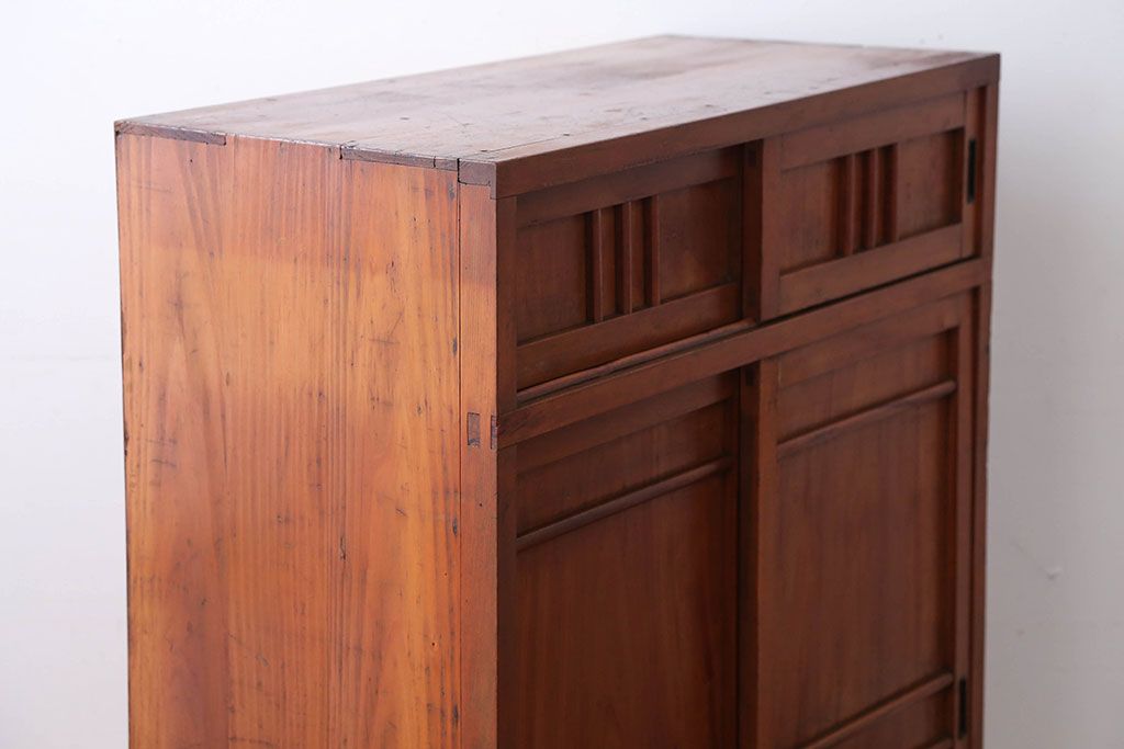 アンティーク家具　和製アンティーク　古い木製のナチュラルな木味の収納戸棚(下駄箱)