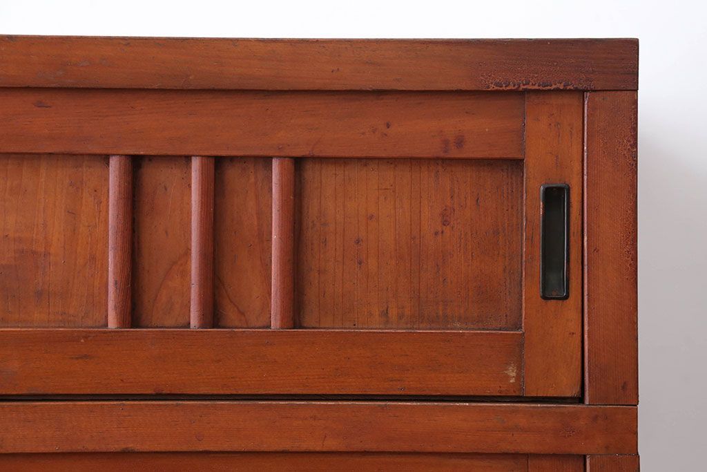 アンティーク家具　和製アンティーク　古い木製のナチュラルな木味の収納戸棚(下駄箱)