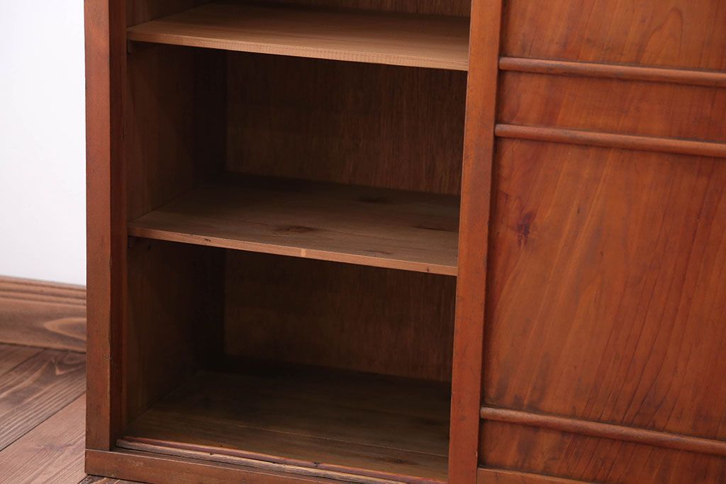 アンティーク家具　和製アンティーク　古い木製のナチュラルな木味の収納戸棚(下駄箱)