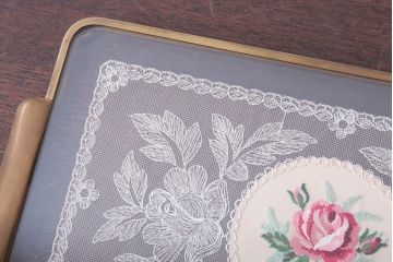 アンティーク雑貨　イギリスアンティーク　バラの刺繍のガラストレー