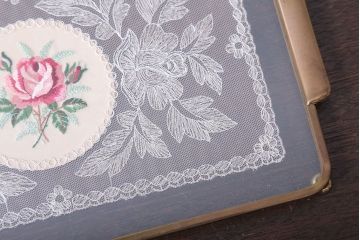 アンティーク雑貨　イギリスアンティーク　バラの刺繍のガラストレー