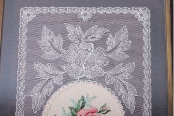 アンティーク雑貨　イギリスアンティーク　バラの刺繍のガラストレー