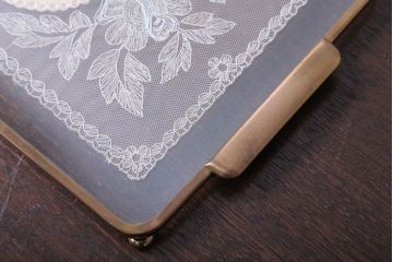 アンティーク雑貨　イギリスアンティーク　バラの刺繍のガラストレー