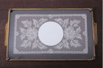 アンティーク雑貨　イギリスアンティーク　バラの刺繍のガラストレー