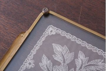 アンティーク雑貨　イギリスアンティーク　バラの刺繍のガラストレー